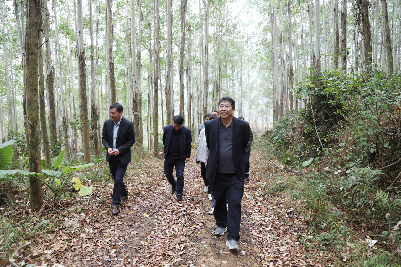 單忠立到雷林公司調(diào)研并慰問(wèn)一線干部職工